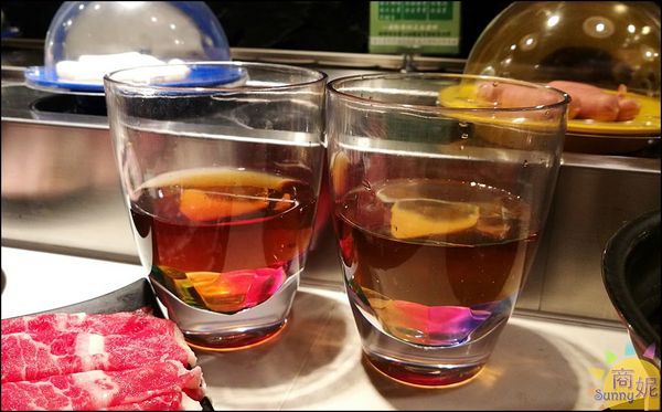 街喜鍋:一中美食來自新加坡時尚迴轉火鍋。街喜鍋。一盤18元比壽司還便宜!