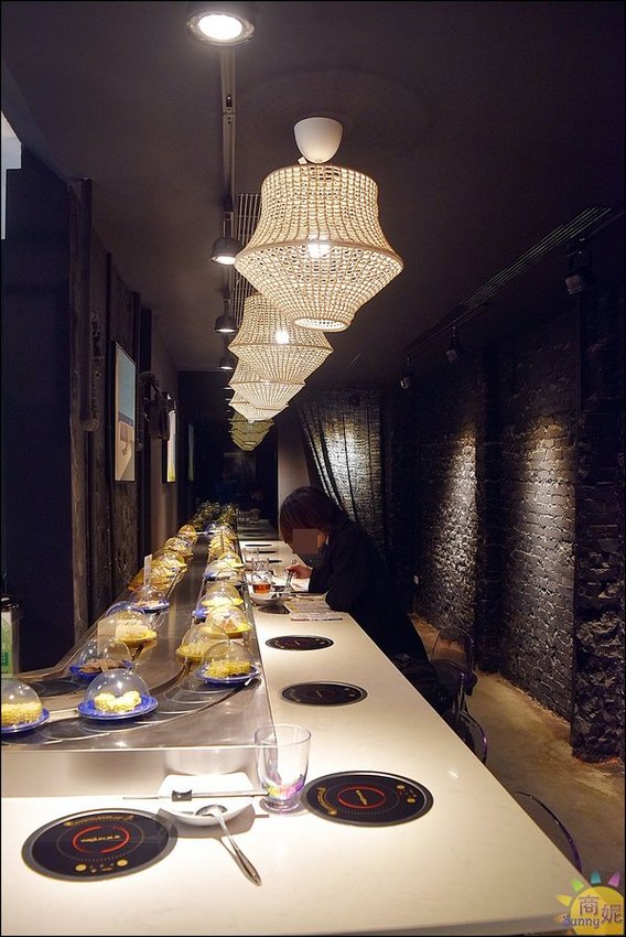 街喜鍋:一中美食來自新加坡時尚迴轉火鍋。街喜鍋。一盤18元比壽司還便宜!