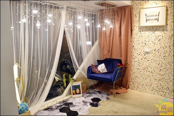 街喜鍋:一中美食來自新加坡時尚迴轉火鍋。街喜鍋。一盤18元比壽司還便宜!