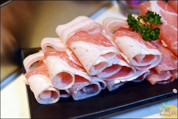 街喜鍋:一中美食來自新加坡時尚迴轉火鍋。街喜鍋。一盤18元比壽司還便宜!