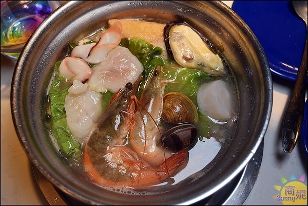 街喜鍋:一中美食來自新加坡時尚迴轉火鍋。街喜鍋。一盤18元比壽司還便宜!