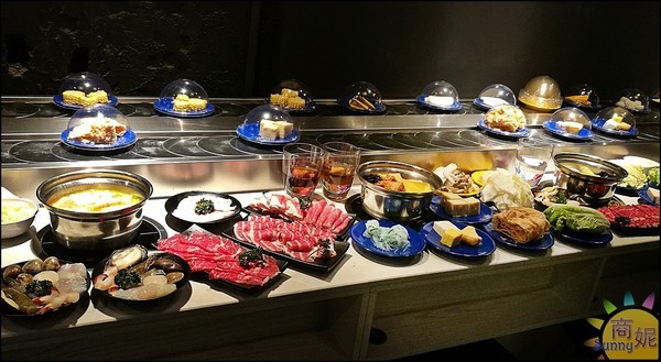 街喜鍋:一中美食來自新加坡時尚迴轉火鍋。街喜鍋。一盤18元比壽司還便宜!