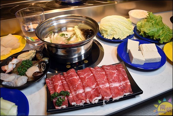 街喜鍋:一中美食來自新加坡時尚迴轉火鍋。街喜鍋。一盤18元比壽司還便宜!