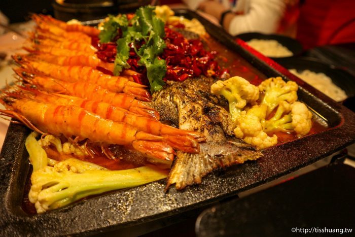 台北小巨蛋火鍋美食推薦｜水貨－炭火烤魚火鍋養顏又美容｜重慶烤魚一爐二吃（附菜單）