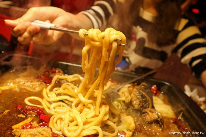 台北小巨蛋火鍋美食推薦｜水貨－炭火烤魚火鍋養顏又美容｜重慶烤魚一爐二吃（附菜單）