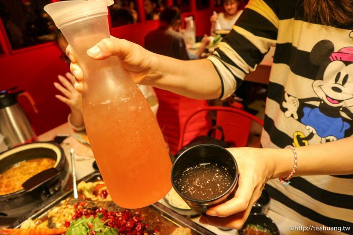 台北小巨蛋火鍋美食推薦｜水貨－炭火烤魚火鍋養顏又美容｜重慶烤魚一爐二吃（附菜單）