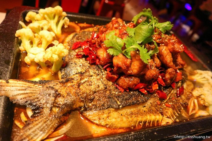 台北小巨蛋火鍋美食推薦｜水貨－炭火烤魚火鍋養顏又美容｜重慶烤魚一爐二吃（附菜單）