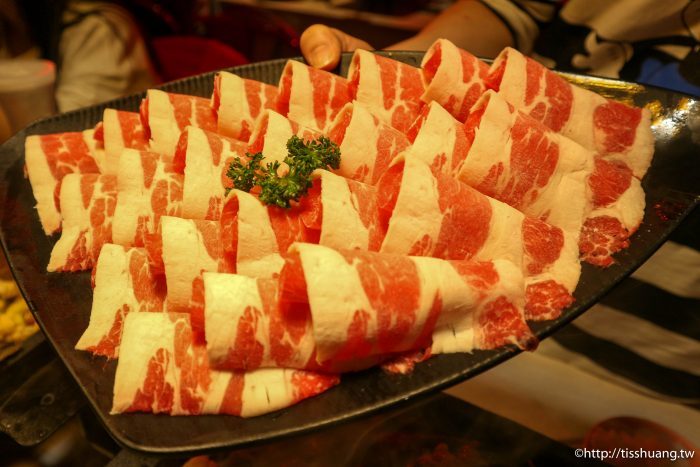 台北小巨蛋火鍋美食推薦｜水貨－炭火烤魚火鍋養顏又美容｜重慶烤魚一爐二吃（附菜單）