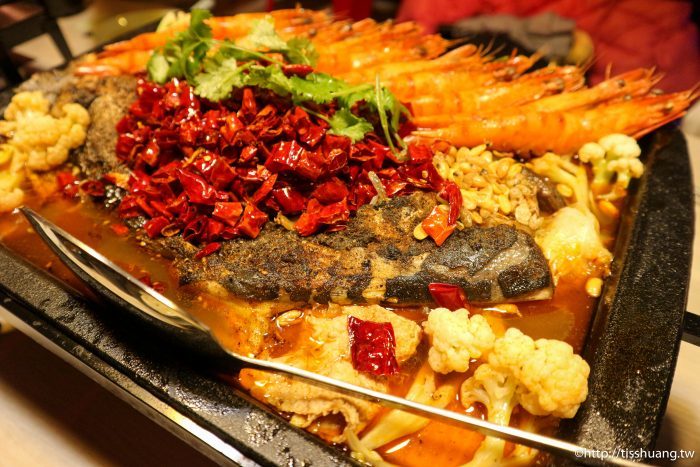 台北小巨蛋火鍋美食推薦｜水貨－炭火烤魚火鍋養顏又美容｜重慶烤魚一爐二吃（附菜單）
