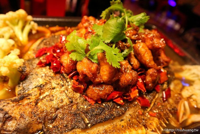 台北小巨蛋火鍋美食推薦｜水貨－炭火烤魚火鍋養顏又美容｜重慶烤魚一爐二吃（附菜單）