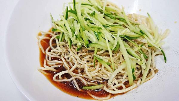 【台北美食】老山東蔥油餅韭菜盒涼麵食堂-不同以往的特殊口味,讓人一口接一口的美味