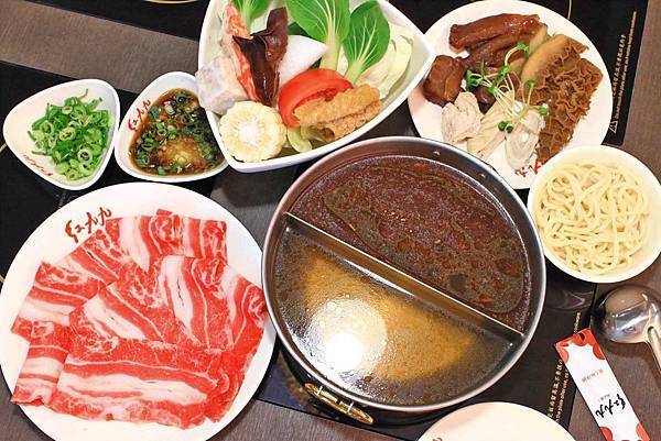 【台北美食】紅九九個人鴛鴦鍋-首創!一個人也可以吃鴛鴦麻辣火鍋