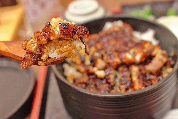 【台北美食】三河屋-新加坡米其林必比登推薦!現殺現烤的備長炭鰻魚飯三吃