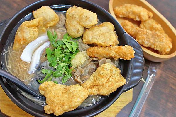 【台北美食】賴桑透抽蚵仔麵線-史上最誇張!一碗麵線裡有七種不同的配料