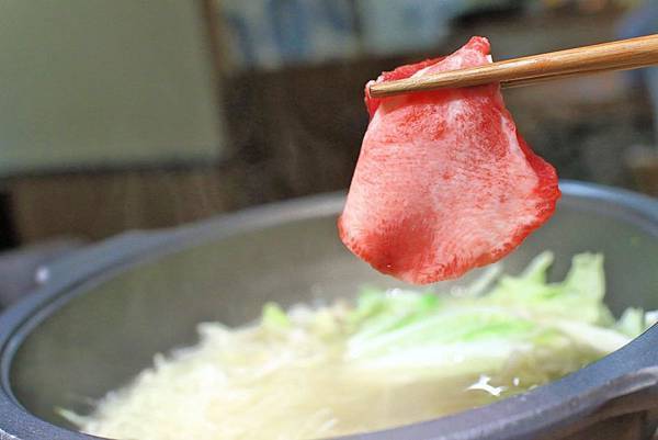 【台北美食】一笑-深夜小食堂!只有在這才能吃到的牛舌火鍋!