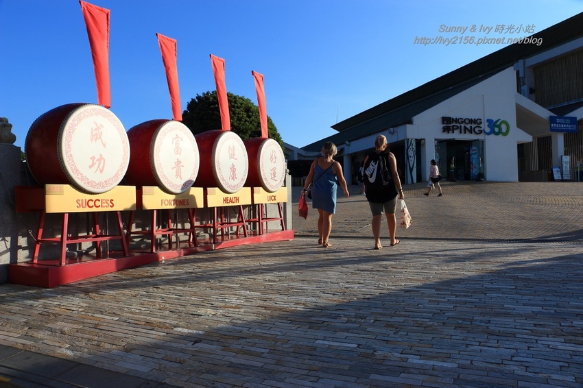 【香港大嶼山親子旅遊】大嶼山昂坪半日遊。朝聖天壇大佛、逛逛昂坪市集、東薈城搶便宜
