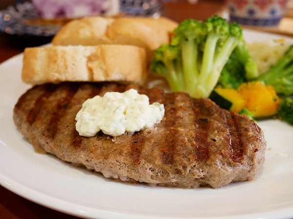 KOYAMA 這座山台灣茶專門店:KOYAMA 這座山台灣茶專門店-台中首創茶酒沙龍 多種手沖台灣茶及茶系列餐點 甚至還能已酒入茶 考驗大家創意 不限時且提供wifi和插座 悠閒享受午後時光