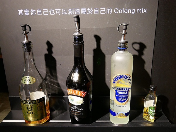 KOYAMA 這座山台灣茶專門店:KOYAMA 這座山台灣茶專門店-台中首創茶酒沙龍 多種手沖台灣茶及茶系列餐點 甚至還能已酒入茶 考驗大家創意 不限時且提供wifi和插座 悠閒享受午後時光