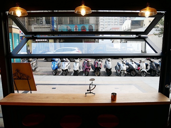 KOYAMA 這座山台灣茶專門店:KOYAMA 這座山台灣茶專門店-台中首創茶酒沙龍 多種手沖台灣茶及茶系列餐點 甚至還能已酒入茶 考驗大家創意 不限時且提供wifi和插座 悠閒享受午後時光