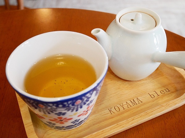 KOYAMA 這座山台灣茶專門店:KOYAMA 這座山台灣茶專門店-台中首創茶酒沙龍 多種手沖台灣茶及茶系列餐點 甚至還能已酒入茶 考驗大家創意 不限時且提供wifi和插座 悠閒享受午後時光