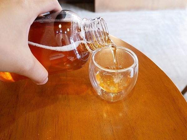 KOYAMA 這座山台灣茶專門店:KOYAMA 這座山台灣茶專門店-台中首創茶酒沙龍 多種手沖台灣茶及茶系列餐點 甚至還能已酒入茶 考驗大家創意 不限時且提供wifi和插座 悠閒享受午後時光