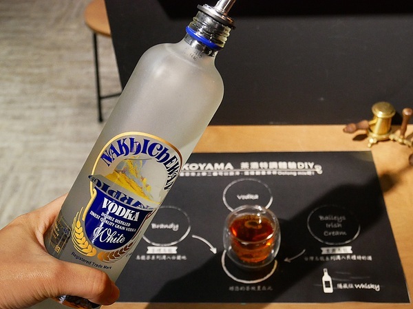 KOYAMA 這座山台灣茶專門店:KOYAMA 這座山台灣茶專門店-台中首創茶酒沙龍 多種手沖台灣茶及茶系列餐點 甚至還能已酒入茶 考驗大家創意 不限時且提供wifi和插座 悠閒享受午後時光