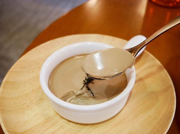 KOYAMA 這座山台灣茶專門店:KOYAMA 這座山台灣茶專門店-台中首創茶酒沙龍 多種手沖台灣茶及茶系列餐點 甚至還能已酒入茶 考驗大家創意 不限時且提供wifi和插座 悠閒享受午後時光