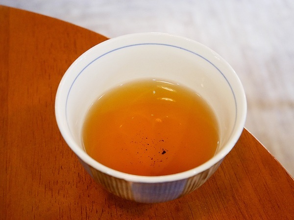 KOYAMA 這座山台灣茶專門店:KOYAMA 這座山台灣茶專門店-台中首創茶酒沙龍 多種手沖台灣茶及茶系列餐點 甚至還能已酒入茶 考驗大家創意 不限時且提供wifi和插座 悠閒享受午後時光