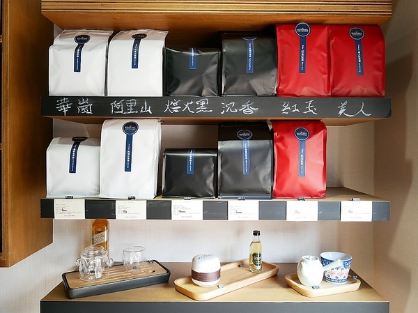 KOYAMA 這座山台灣茶專門店:KOYAMA 這座山台灣茶專門店-台中首創茶酒沙龍 多種手沖台灣茶及茶系列餐點 甚至還能已酒入茶 考驗大家創意 不限時且提供wifi和插座 悠閒享受午後時光