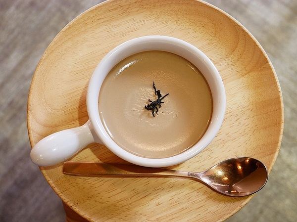 KOYAMA 這座山台灣茶專門店:KOYAMA 這座山台灣茶專門店-台中首創茶酒沙龍 多種手沖台灣茶及茶系列餐點 甚至還能已酒入茶 考驗大家創意 不限時且提供wifi和插座 悠閒享受午後時光