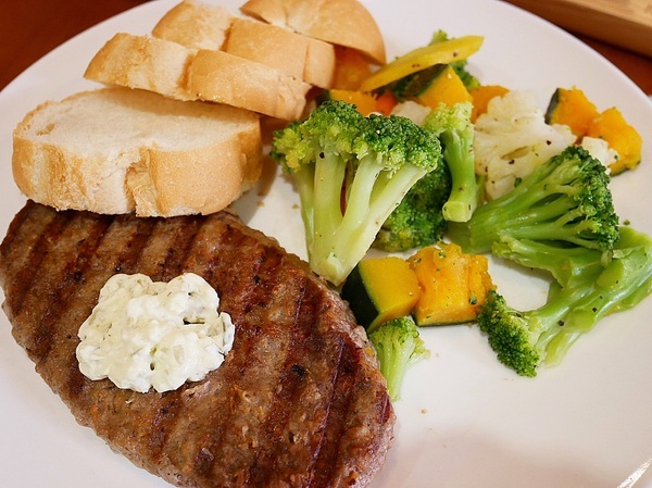 KOYAMA 這座山台灣茶專門店:KOYAMA 這座山台灣茶專門店-台中首創茶酒沙龍 多種手沖台灣茶及茶系列餐點 甚至還能已酒入茶 考驗大家創意 不限時且提供wifi和插座 悠閒享受午後時光