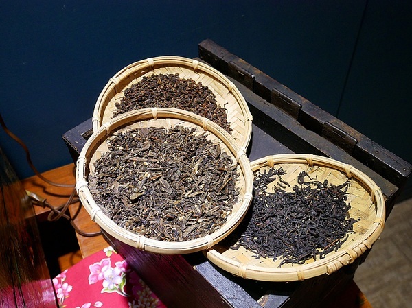 KOYAMA 這座山台灣茶專門店:KOYAMA 這座山台灣茶專門店-台中首創茶酒沙龍 多種手沖台灣茶及茶系列餐點 甚至還能已酒入茶 考驗大家創意 不限時且提供wifi和插座 悠閒享受午後時光