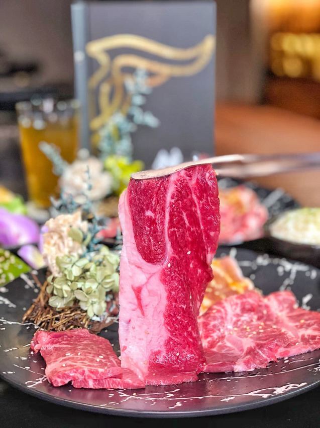 台南燒肉推薦【鉄牛燒肉】霸氣個人套餐只要580元就能吃到和牛 黑將純血和牛/奧汀牛 肉質一口入魂 ! 營業到凌晨四點的深夜燒肉店 | 小白只饗ㄔ美食