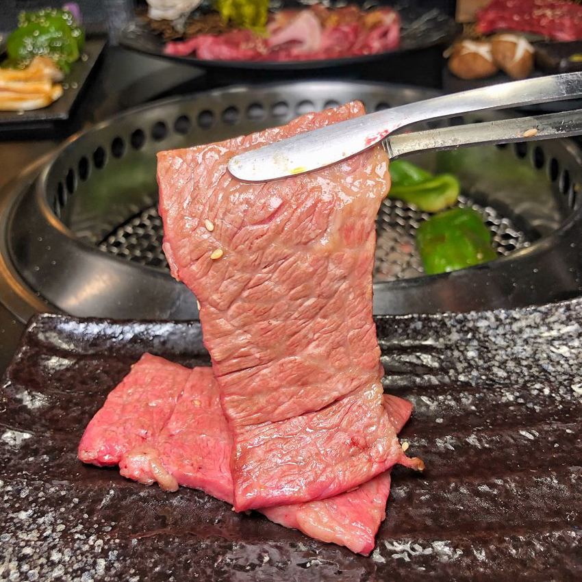 台南燒肉推薦【鉄牛燒肉】霸氣個人套餐只要580元就能吃到和牛 黑將純血和牛/奧汀牛 肉質一口入魂 ! 營業到凌晨四點的深夜燒肉店 | 小白只饗ㄔ美食