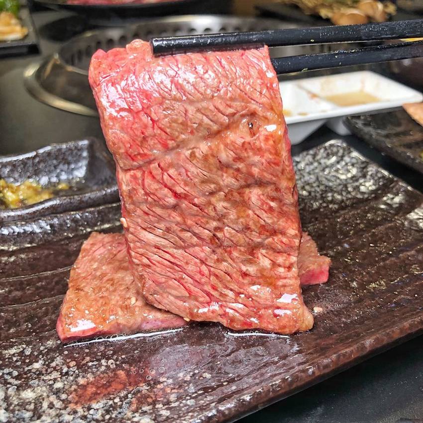 台南燒肉推薦【鉄牛燒肉】霸氣個人套餐只要580元就能吃到和牛 黑將純血和牛/奧汀牛 肉質一口入魂 ! 營業到凌晨四點的深夜燒肉店 | 小白只饗ㄔ美食
