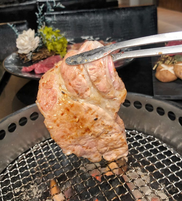 台南燒肉推薦【鉄牛燒肉】霸氣個人套餐只要580元就能吃到和牛 黑將純血和牛/奧汀牛 肉質一口入魂 ! 營業到凌晨四點的深夜燒肉店 | 小白只饗ㄔ美食