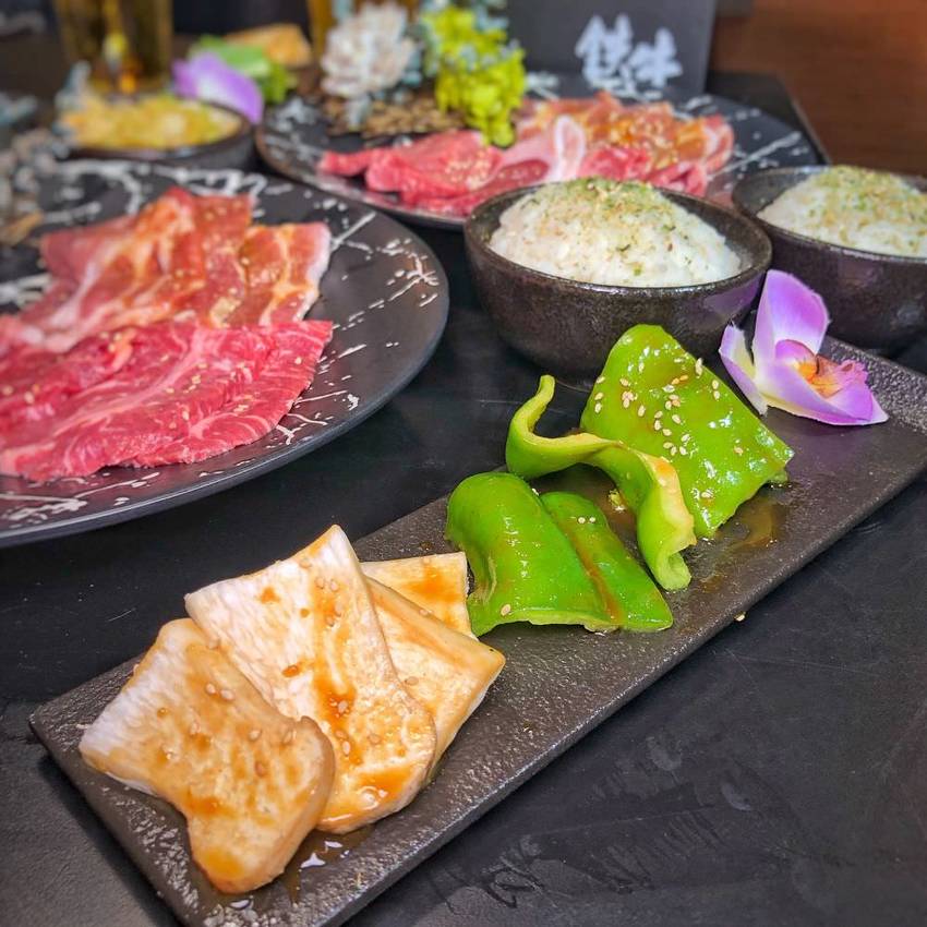 台南燒肉推薦【鉄牛燒肉】霸氣個人套餐只要580元就能吃到和牛 黑將純血和牛/奧汀牛 肉質一口入魂 ! 營業到凌晨四點的深夜燒肉店 | 小白只饗ㄔ美食