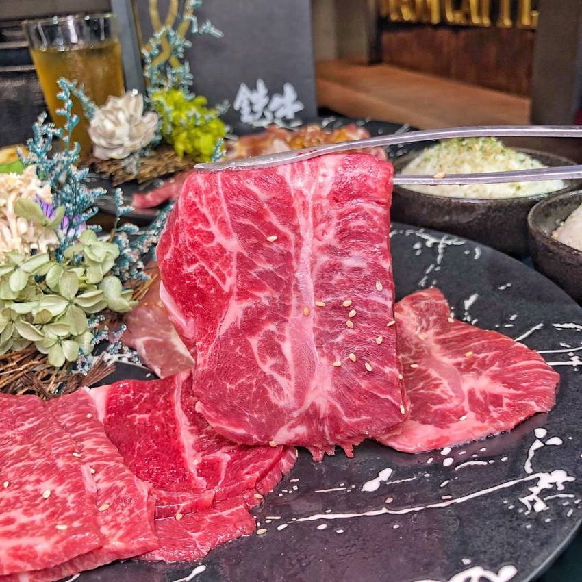 台南燒肉推薦【鉄牛燒肉】霸氣個人套餐只要580元就能吃到和牛 黑將純血和牛/奧汀牛 肉質一口入魂 ! 營業到凌晨四點的深夜燒肉店 | 小白只饗ㄔ美食