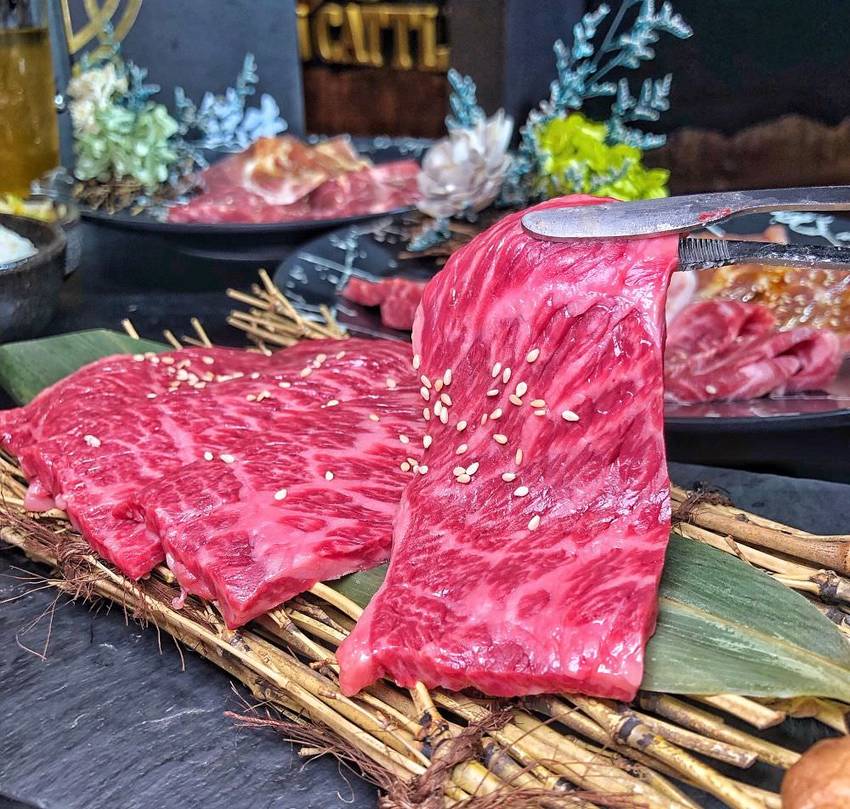 台南燒肉推薦【鉄牛燒肉】霸氣個人套餐只要580元就能吃到和牛 黑將純血和牛/奧汀牛 肉質一口入魂 ! 營業到凌晨四點的深夜燒肉店 | 小白只饗ㄔ美食