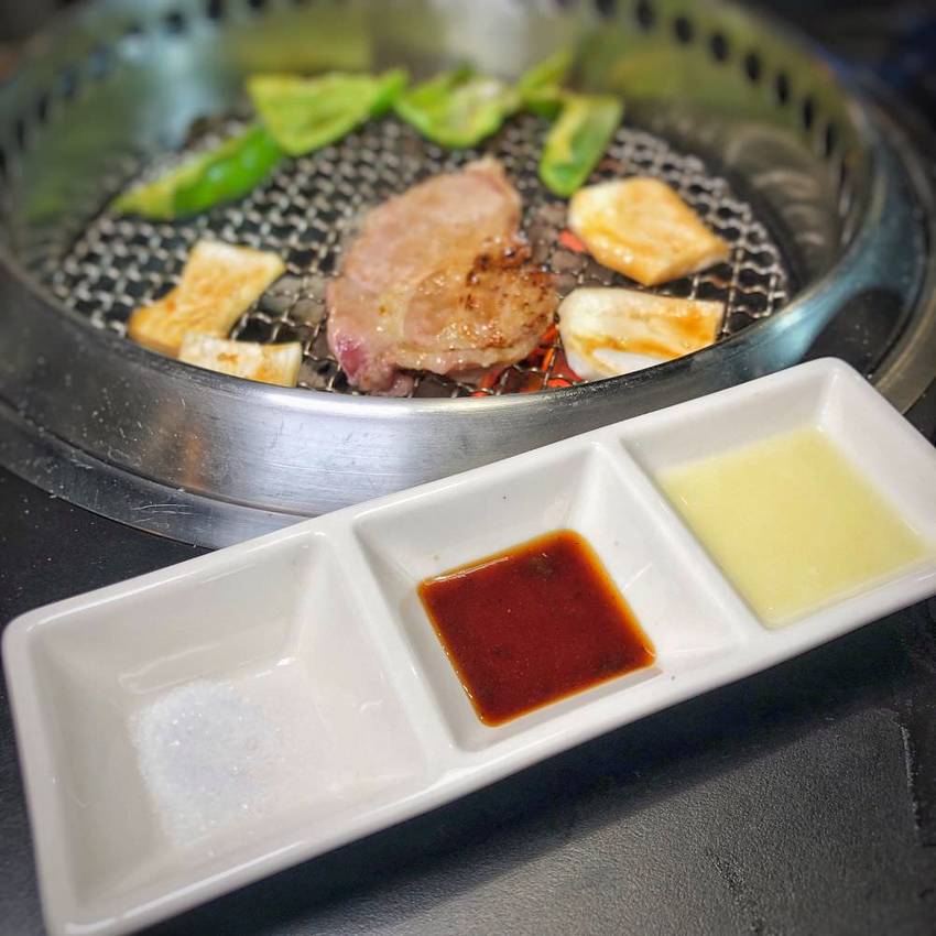 台南燒肉推薦【鉄牛燒肉】霸氣個人套餐只要580元就能吃到和牛 黑將純血和牛/奧汀牛 肉質一口入魂 ! 營業到凌晨四點的深夜燒肉店 | 小白只饗ㄔ美食