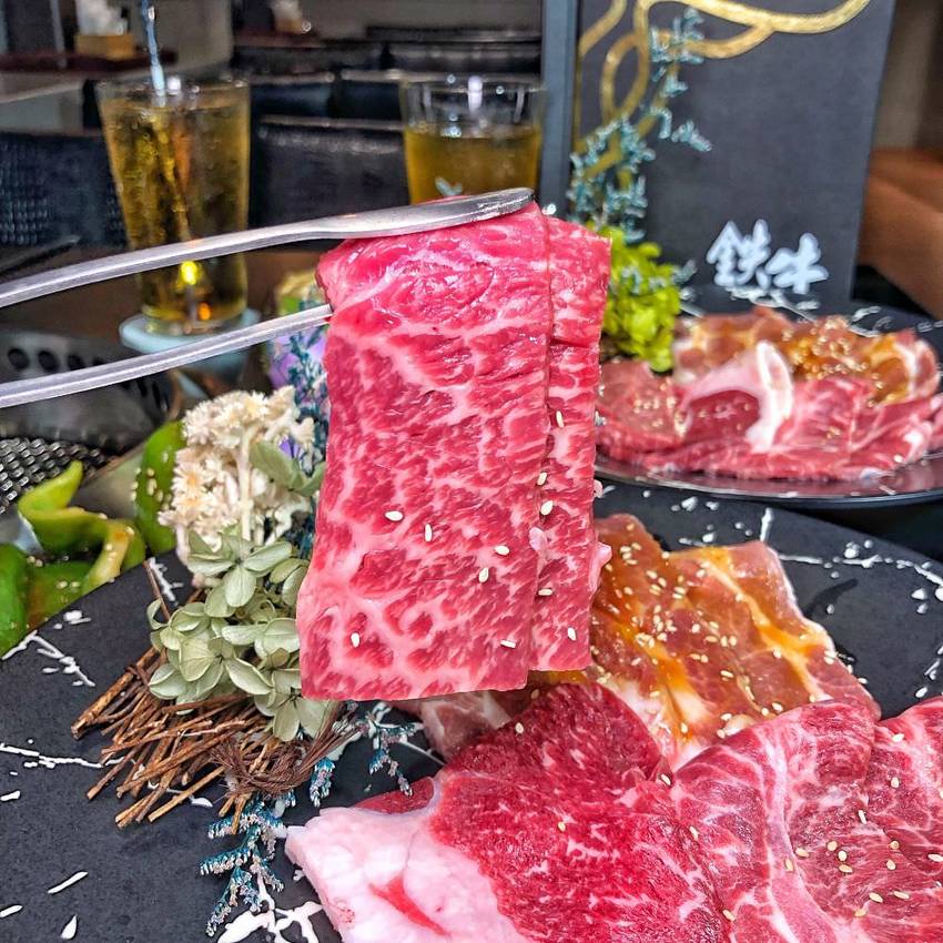 台南燒肉推薦【鉄牛燒肉】霸氣個人套餐只要580元就能吃到和牛 黑將純血和牛/奧汀牛 肉質一口入魂 ! 營業到凌晨四點的深夜燒肉店 | 小白只饗ㄔ美食