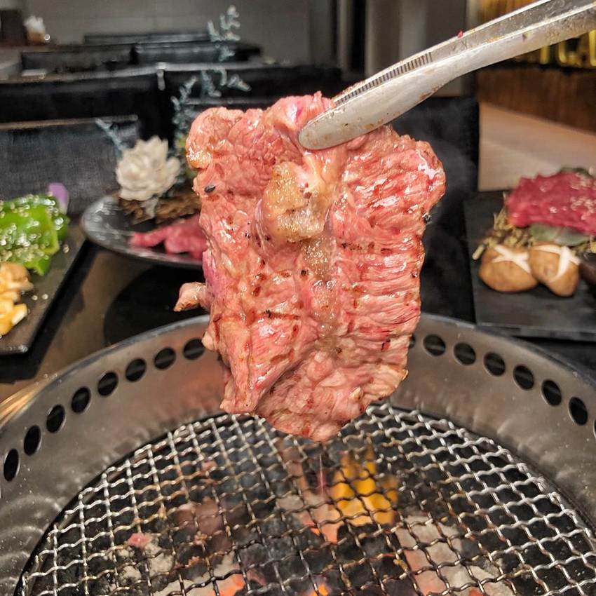 台南燒肉推薦【鉄牛燒肉】霸氣個人套餐只要580元就能吃到和牛 黑將純血和牛/奧汀牛 肉質一口入魂 ! 營業到凌晨四點的深夜燒肉店 | 小白只饗ㄔ美食