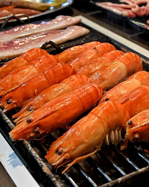 進吉泰國蝦海鮮碳烤吃到飽∥左營區美食∥海鮮控的天堂∥超狂泰國蝦海鮮吃到飽