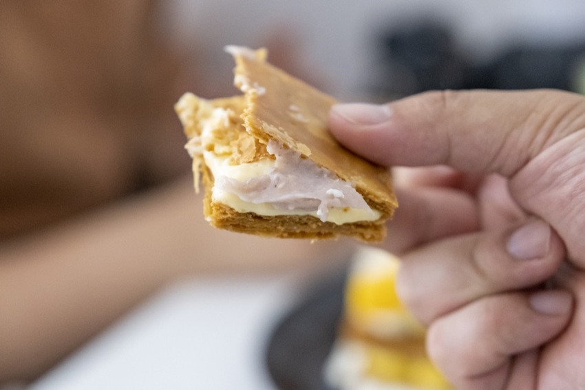 台北美食 午冬甜點｜美得像藝術品！北車補習街人氣千層酥，限定口味「楊枝甘露千層酥」根本欠吃！ · 算命的說我很愛吃