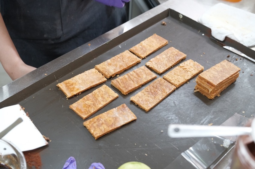 台北美食 午冬甜點｜美得像藝術品！北車補習街人氣千層酥，限定口味「楊枝甘露千層酥」根本欠吃！ · 算命的說我很愛吃