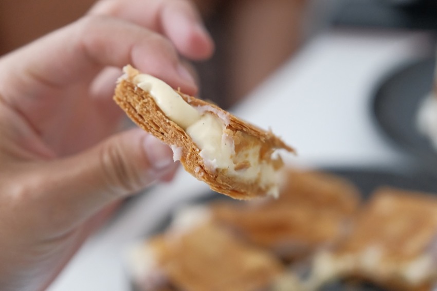 台北美食 午冬甜點｜美得像藝術品！北車補習街人氣千層酥，限定口味「楊枝甘露千層酥」根本欠吃！ · 算命的說我很愛吃