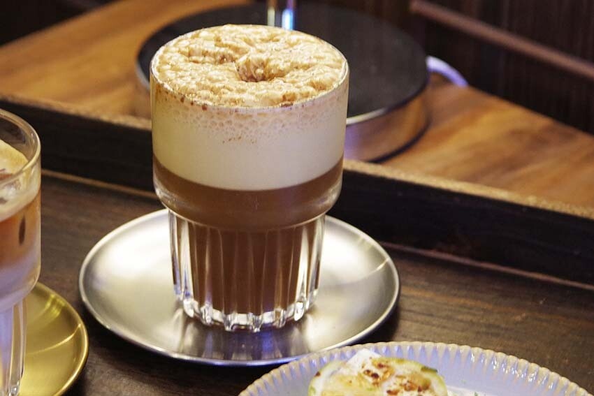 【中和咖啡廳推薦】『ZZZ Coffee Shops』近環狀線中和站/新開幕/圍繞復古相機、黑膠唱片的質感咖啡廳/照相