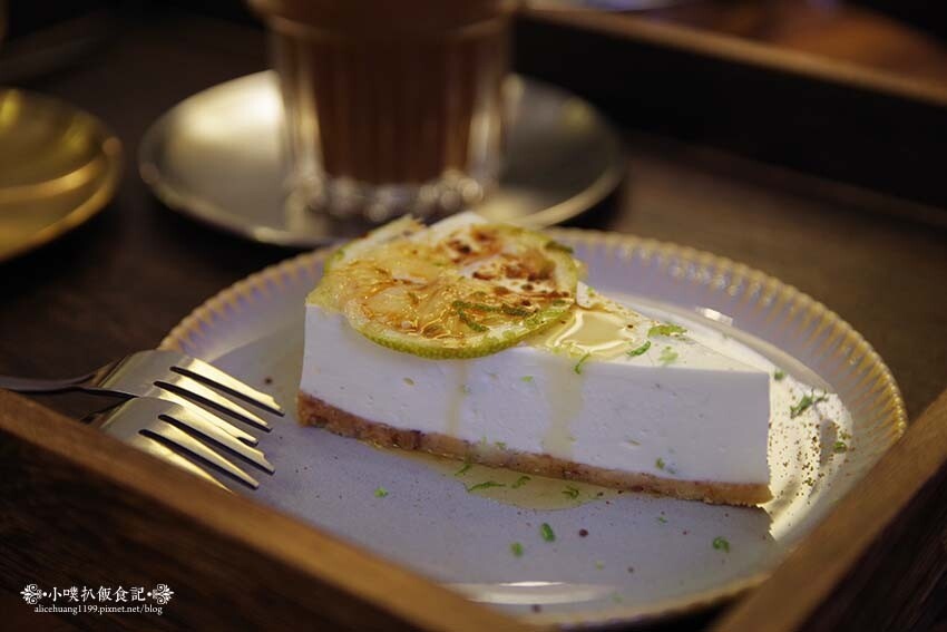 【中和咖啡廳推薦】『ZZZ Coffee Shops』近環狀線中和站/新開幕/圍繞復古相機、黑膠唱片的質感咖啡廳/照相