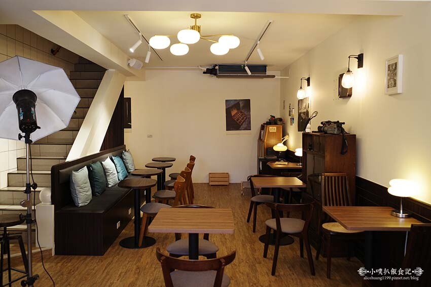 【中和咖啡廳推薦】『ZZZ Coffee Shops』近環狀線中和站/新開幕/圍繞復古相機、黑膠唱片的質感咖啡廳/照相