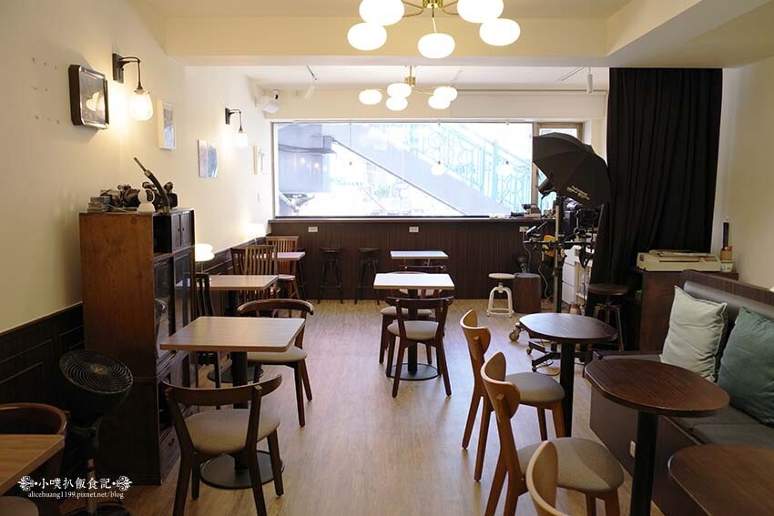 【中和咖啡廳推薦】『ZZZ Coffee Shops』近環狀線中和站/新開幕/圍繞復古相機、黑膠唱片的質感咖啡廳/照相